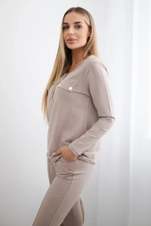 su sagų iškirpte tamsiai smėlio