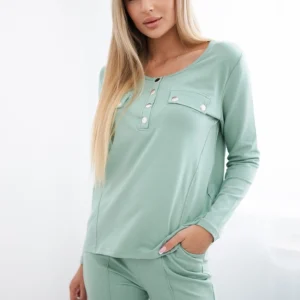 su sagų iškirpte tamsiai