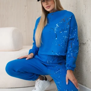 Izoliuotas su spalvingu rugiagėlių raštu