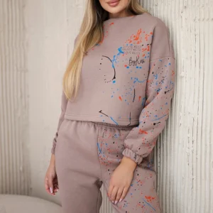 Izoliuotas su spalvinga kapučino spauda