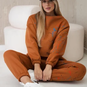 Izoliuotas su spalvingu kupranugarių raštu