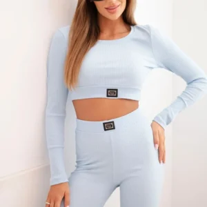 su palaidine viršuje dryžuota