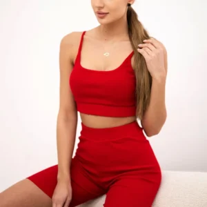 su kelnėmis aukštu liemeniu