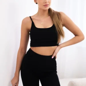 su kelnėmis aukštu liemeniu