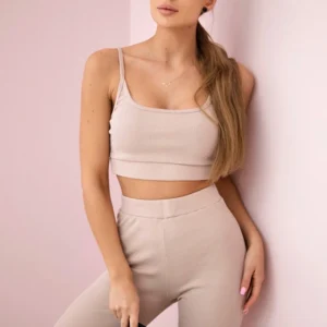 su palaidine viršuje su briaunomis smėlio