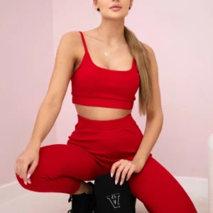 su palaidine viršuje briaunota