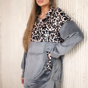 Veliūrinė suknelė su leopardo raštu