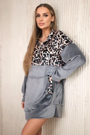 Veliūrinė suknelė su leopardo raštu