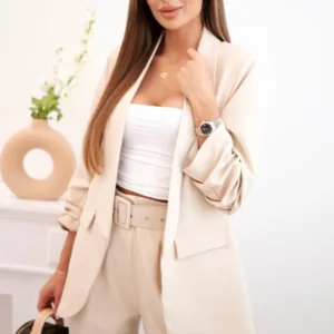 Elegantiškas švarkas ir kelnės šviesiai smėlio