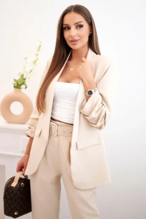 Elegantiškas švarkas ir kelnės šviesiai smėlio