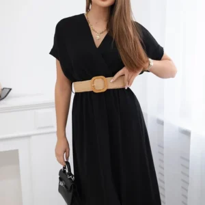 Ilga suknelė su dekoratyviniu diržu