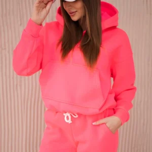 Apšildytas su megztiniu, surištu apačioje neonu