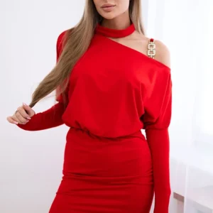 Suknelė su pečių puošyba