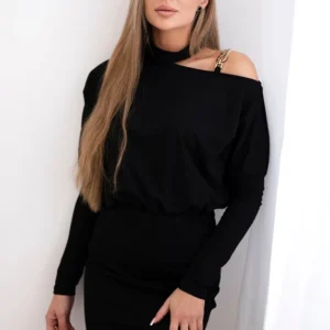 Suknelė su pečių puošyba