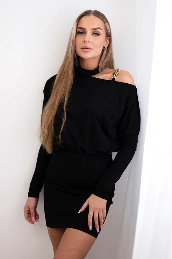 24090_4 Suknelė su pečių puošyba