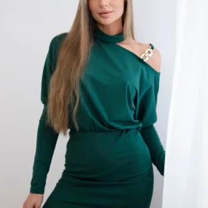 Suknelė su pečių puošyba tamsiai