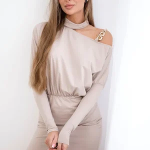 Suknelė su puošmena ant peties smėlio