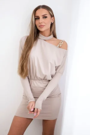 Suknelė su puošmena ant peties smėlio