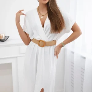 Ilga suknelė su dekoratyviniu diržu