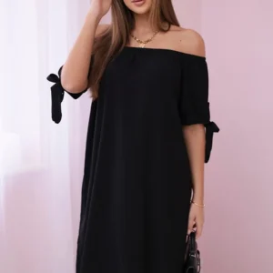 Suknelė surišta ties rankovėmis