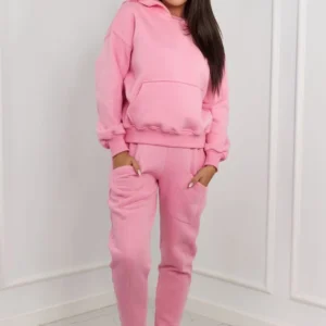 Izoliuotas džemperių + kelnės šviesiai