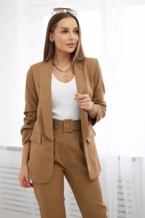 Elegantiškas striukės ir kelnių kupranugario