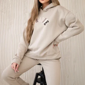 Medvilninis su išsiuvinėtu užrašu Paradise šviesiai šviesiai smėlio