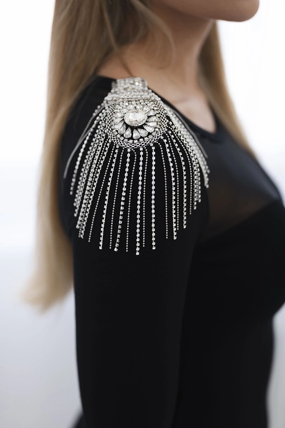 27031_4 Megzta suknelė su pagražinimais ant vieno peties - Image 4