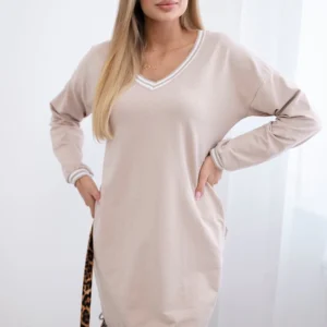 Suknelė su kišenėmis ir V formos iškirpte smėlio