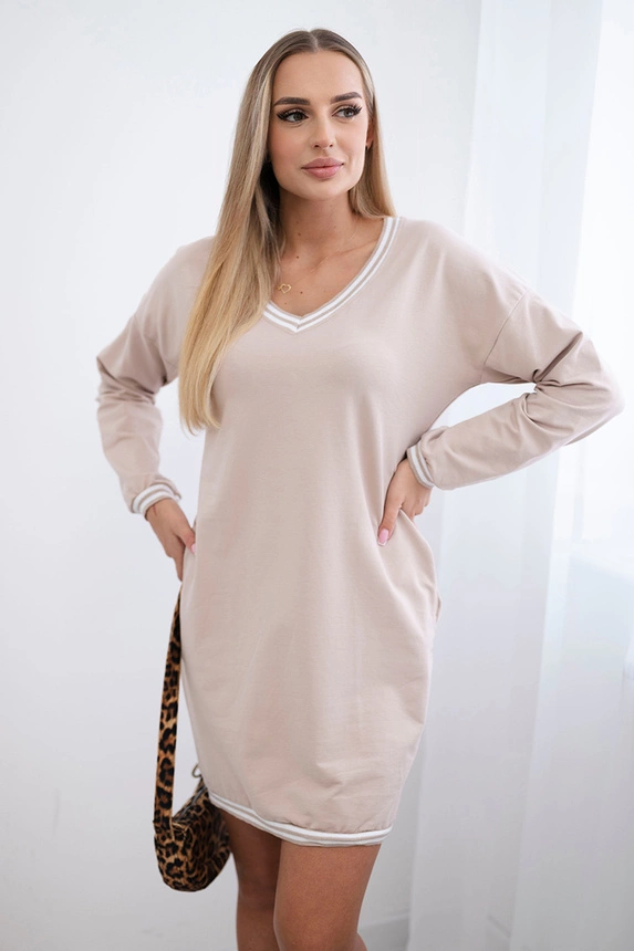 27415_3 Suknelė su kišenėmis ir V formos iškirpte smėlio