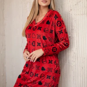 Velvetinė suknelė su dekoratyviniu modeliu