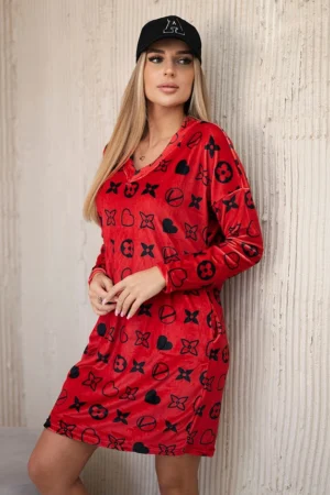 Velvetinė suknelė su dekoratyviniu modeliu