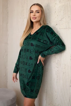 Velvetinė suknelė su dekoratyviniu modeliu +