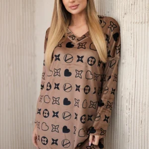 Velvetinė suknelė su dekoratyviniu modeliu Kupranugaris