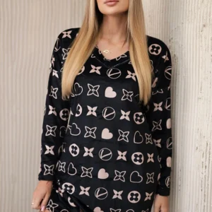 Velvetinė suknelė su dekoratyviniu modeliu