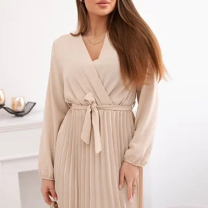 Suknelė surišta plisuotu apvadu smėlio