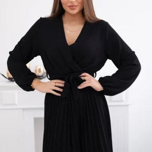 Suknelė surišta plisuotu apvadu