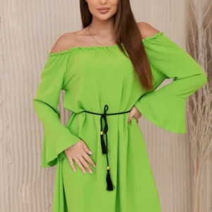 Suknelė, surišta ties juosmeniu su sutraukiamu raišteliu ryškiai