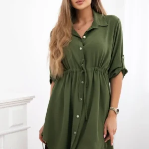 Suknelė su sagų užsegimu ir kaklaraiščiu ties juosmeniu