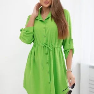 Suknelė su sagų užsegimu ir kaklaraiščiu ties juosmeniu ryškiai