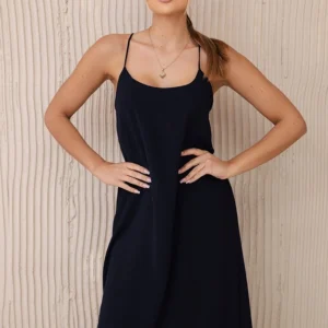 Ilga suknelė be petnešėlių Tamsiai