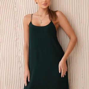 Ilga suknelė be petnešėlių tamsiai