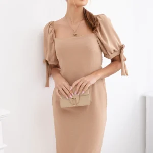 Suknelė suplėšyta nugaroje surištomis rankovėmis Kupranugaris