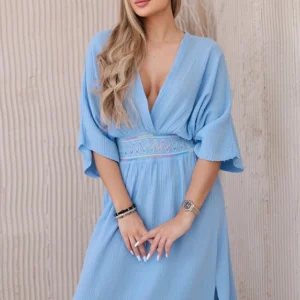 Muslino suknelė su siuvinėjimais ties juosmeniu