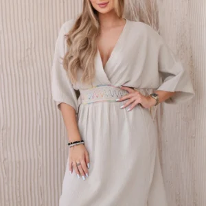 Muslino suknelė su siuvinėjimais ties juosmeniu smėlio