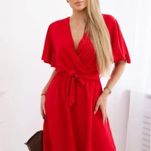 Suknelė su daugiasluoksne iškirpte