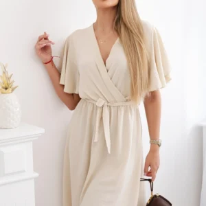 Suknelė su daugiasluoksne iškirpte smėlio