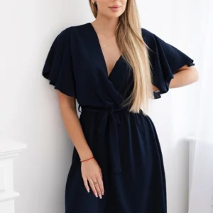 Suknelė su daugiasluoksne iškirpte Tamsiai