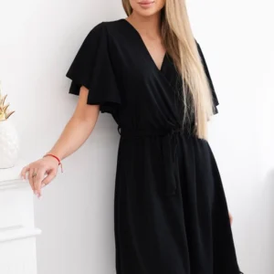 Suknelė su daugiasluoksne iškirpte