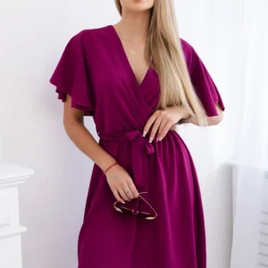 Suknelė su daugiasluoksne iškirpte slyva